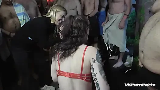 Seksi kırmızı iç çamaşırlı dövmeli hatun döl duşu istiyor