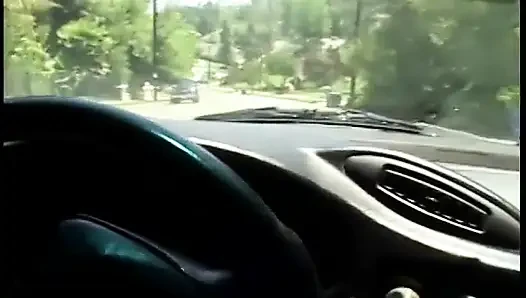 Ateşli sıska piliç ağzını yarakla dolduruyor ve güneşte boşalıyor