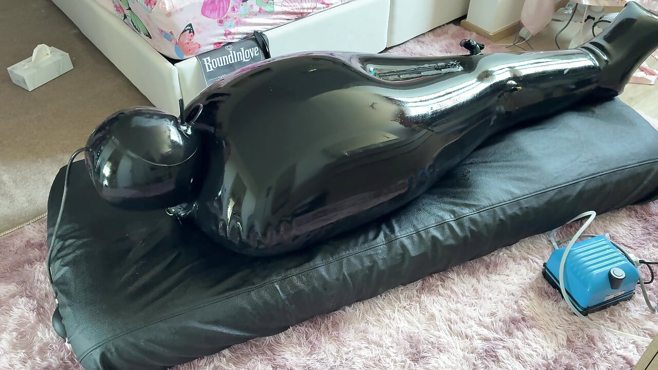 Ehefrau treibt ihren Ehemann mit ESTIM im Aufblasbaren Ganzkörper Latex Bondage Sack zum Wahnsinn - Extrem Edging - Eingeschränkte Atmung