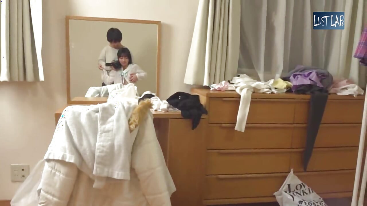 장난기 가득한 작은 애널. 짧은 치마를 입은 바람둥이 방문자가 나를 초대하고, POV는 장난감과 끊임없는 속도로 가열 - 4부