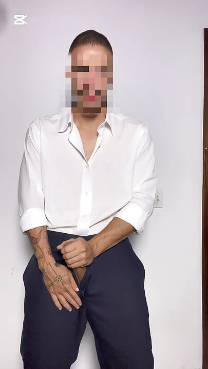 Elegantni mladić testira svoju seksualnu igračku do velikog