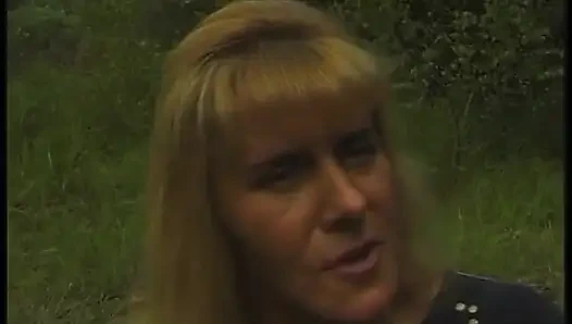 Волосатая зрелая блондинка приятно провлекается на улице