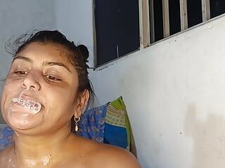 Ayudó a mi hermanastra hacer un show y terminó masturbandola y llenado la cara de leche