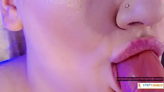 Oyuncu edepsizce konuşmalar burada başlıyor. Gerçek kız mastürbasyon yapıyor, 31 talimatı, bacakları kes!