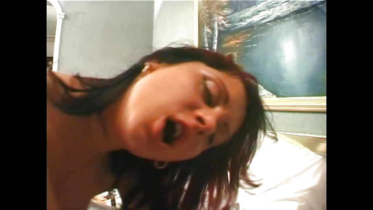 Sexy heiße vollbusige MILF in den arsch von großem schwanz gefickt und in den mund gespritzt