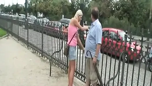Genç sarışın parkta ürkütücü yaşlı bir adama amını veriyor