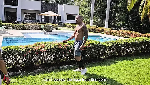 Meine vollbusige chefin und ihre freundin mit dicken hintern schlucken meinen schwanz in einem dreier im freien - brandon cruz