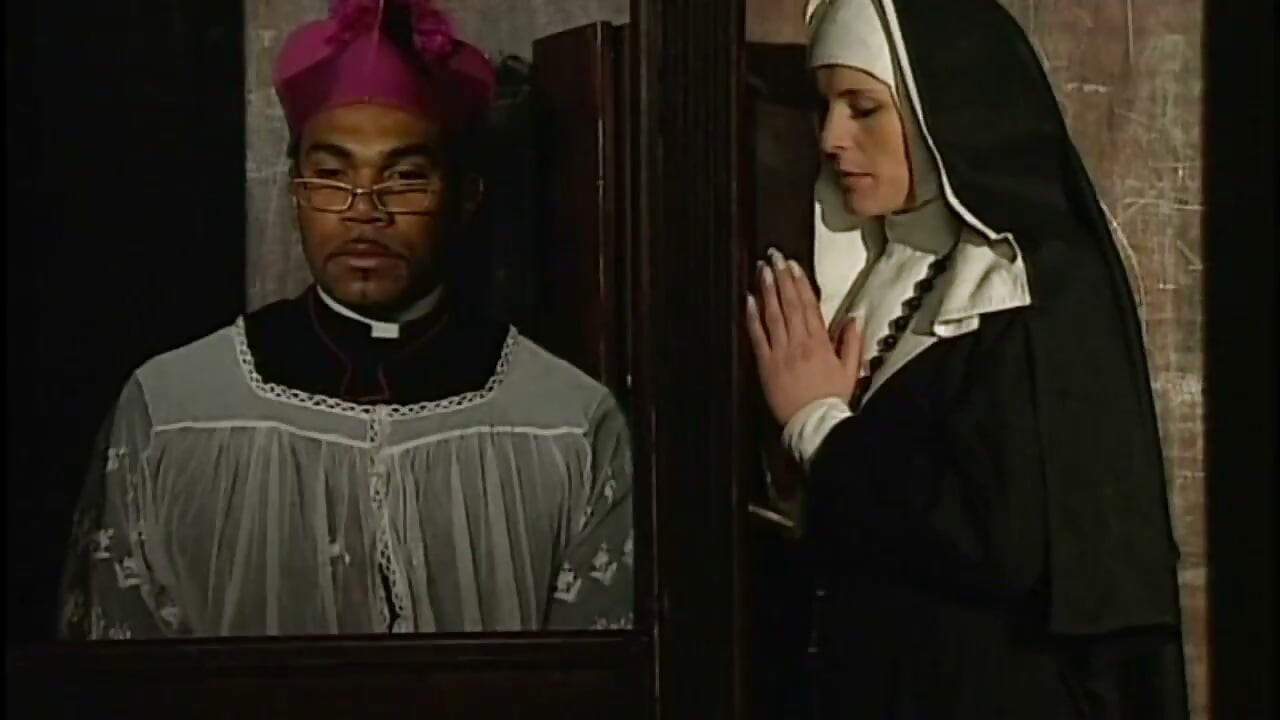 Orgie anale avec une nonne noire et blanche dans le monastère