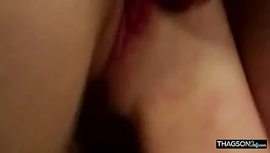 Cewek semok ini ngiler sambil fingering memek bebasnya yang menetes