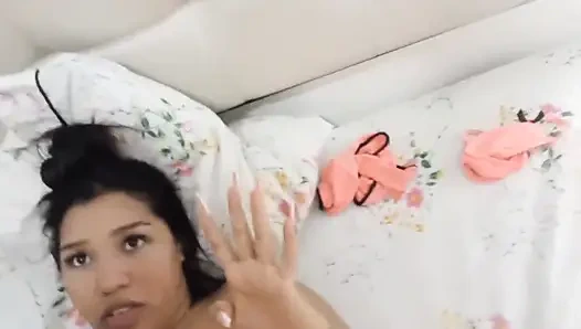 Adik tiriku yang masih 18 tahun dari new york masuk ke ranjangku waktu aku lagi nonton tv