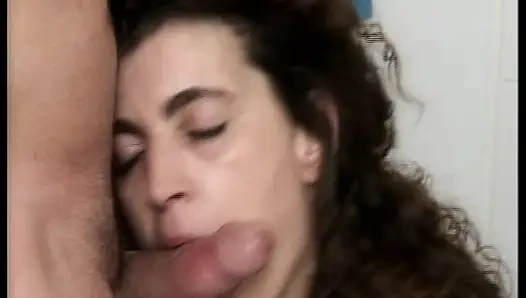 Sexy brünette deutsche MILF reitet schwanz im badezimmer