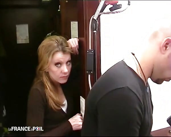 Brunetka z przełomem i bardzo suką zamienia się w pokój hotelowy.
