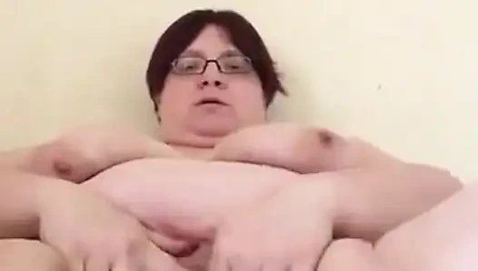 Cewek semok dengan kaki jenjang ini lagi asik muasin memeknya pakai dildo sampai orgasme intens
