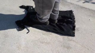 Saubere Schuhe am schwarzen Kleid
