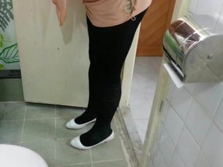Білі лаковані туфлі з чорними колготками 18