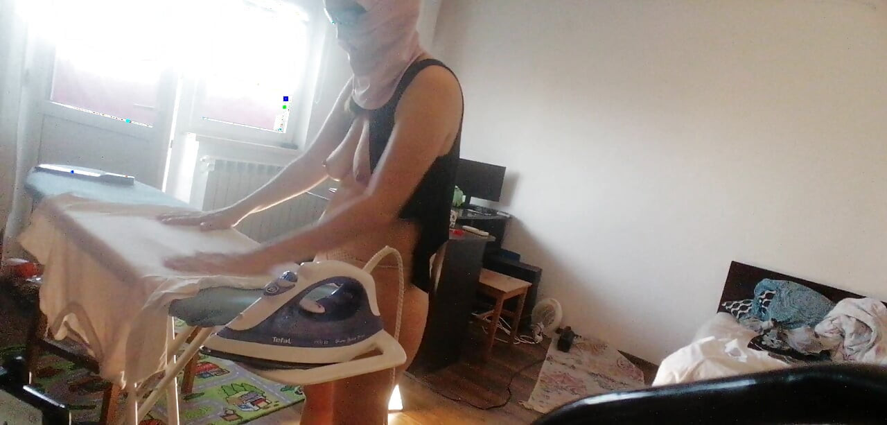 Sexy wife doing household chores naked. Cum on the wife's big ass. Hot foreplay with a couple, oil massage on the body.
