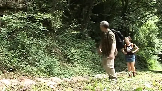 Yaramaz genç kız ormanda olgun bir rehber tarafından sikiliyor