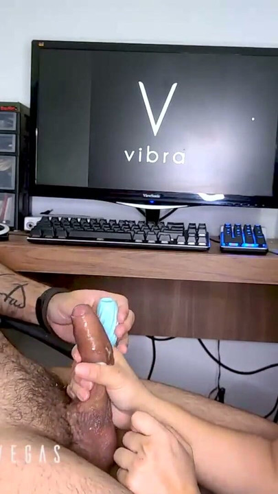 שחקנית הפורנו סלינה וגה מראה לך צעצוע מין גברי לאוננות | קליפ 3