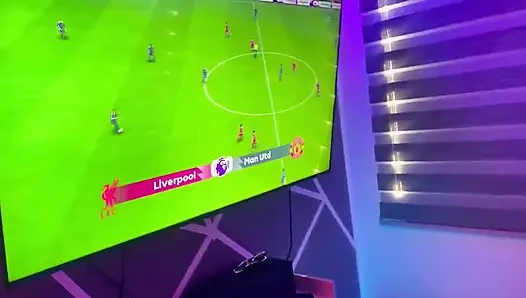 Aku lagi asik main video game dan aku nyepong kontol adik tiriku