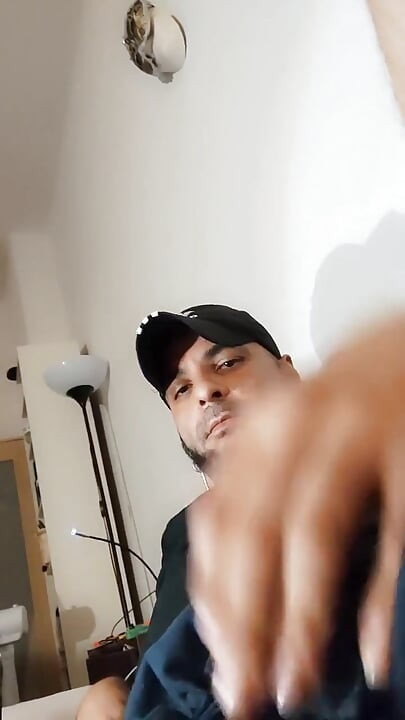 डीजे-ब्रो वार्म अप करता है।