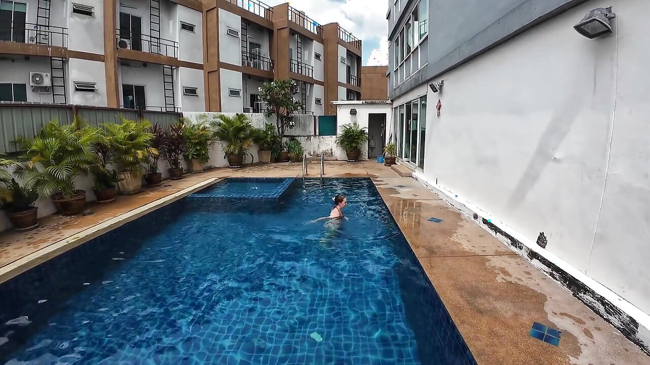 Sfw bermain tentang di kolam renang kami