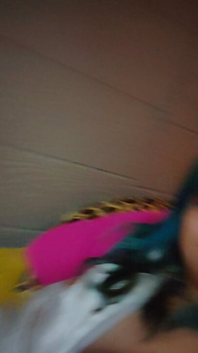 Lusi se masturba na frente de outros homens na webcam enquanto seu cônjuge