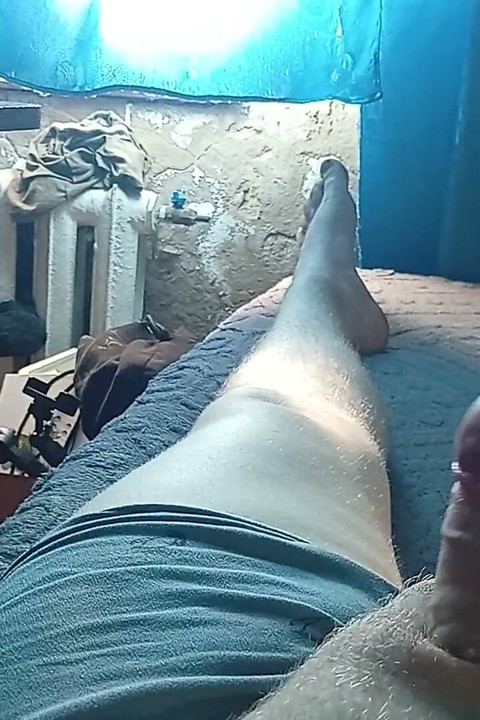 Gordo gay passivo, batendo punheta e gozando um leitinho farto