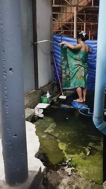 FN125 Taking a shower right where eyes used to wander.