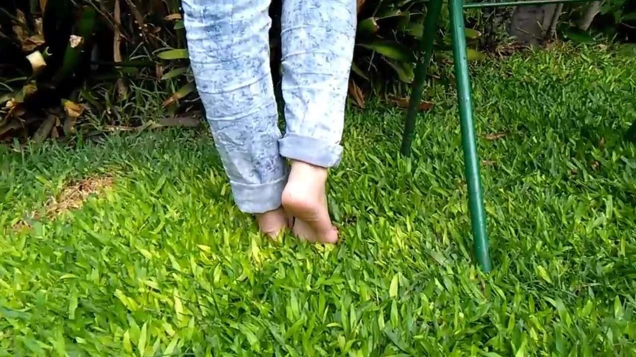 Brincando e exibindo meus pes de Scarpin Vermelho e jeans