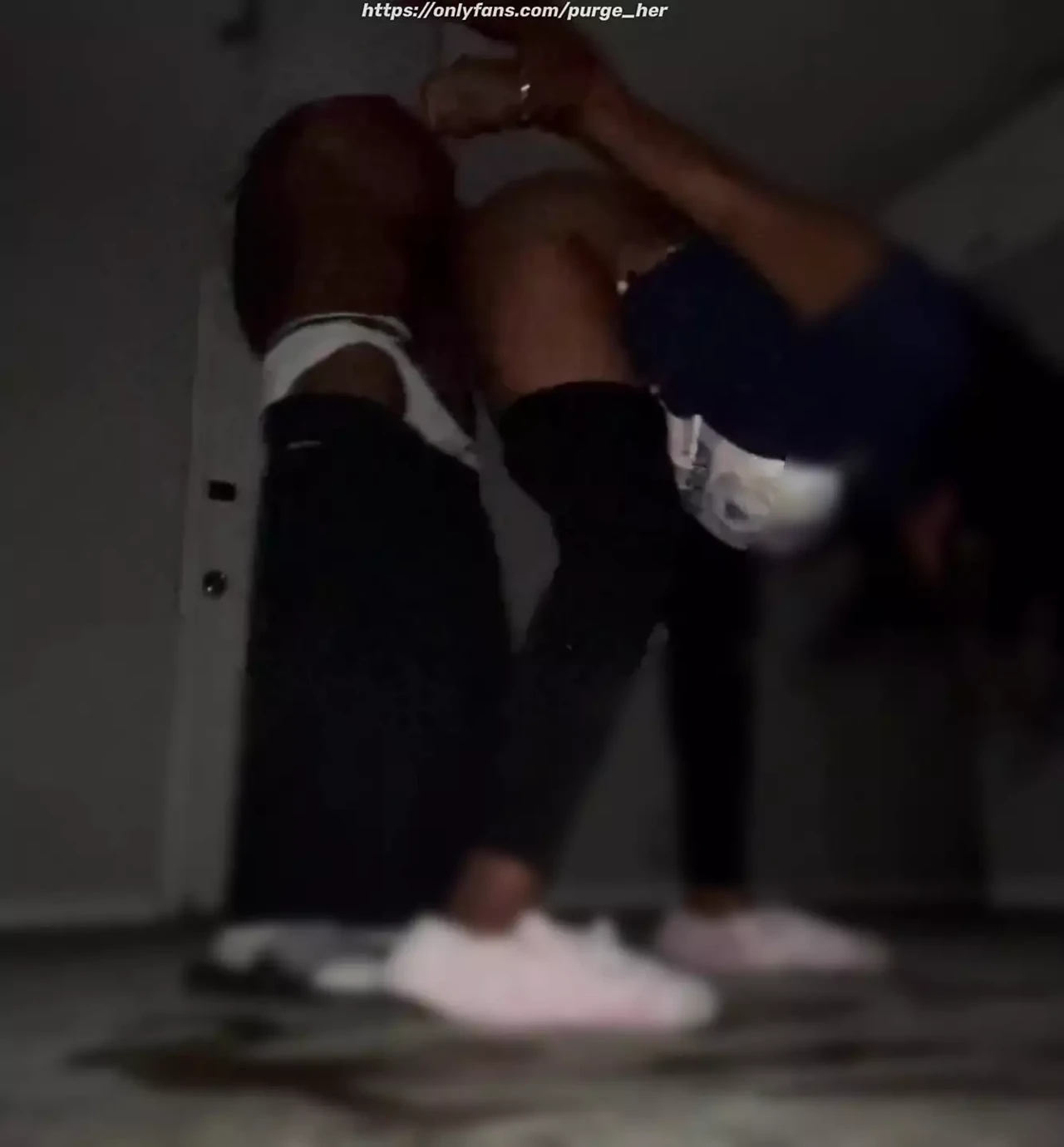 当她的丈夫在隔壁等她时，好好地操了她。点击Onlyfans链接观看完整视频