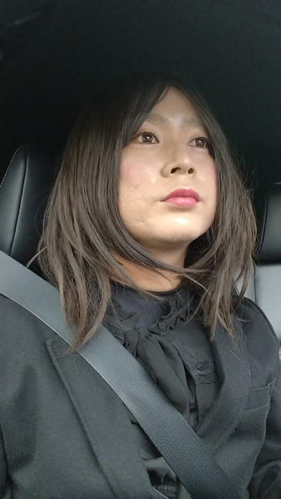 En crossdresser-drenge iført gothic havde sorte hele kropstrømpebukser som inderlag og kørte og onanerede i bilen | Klip 2
