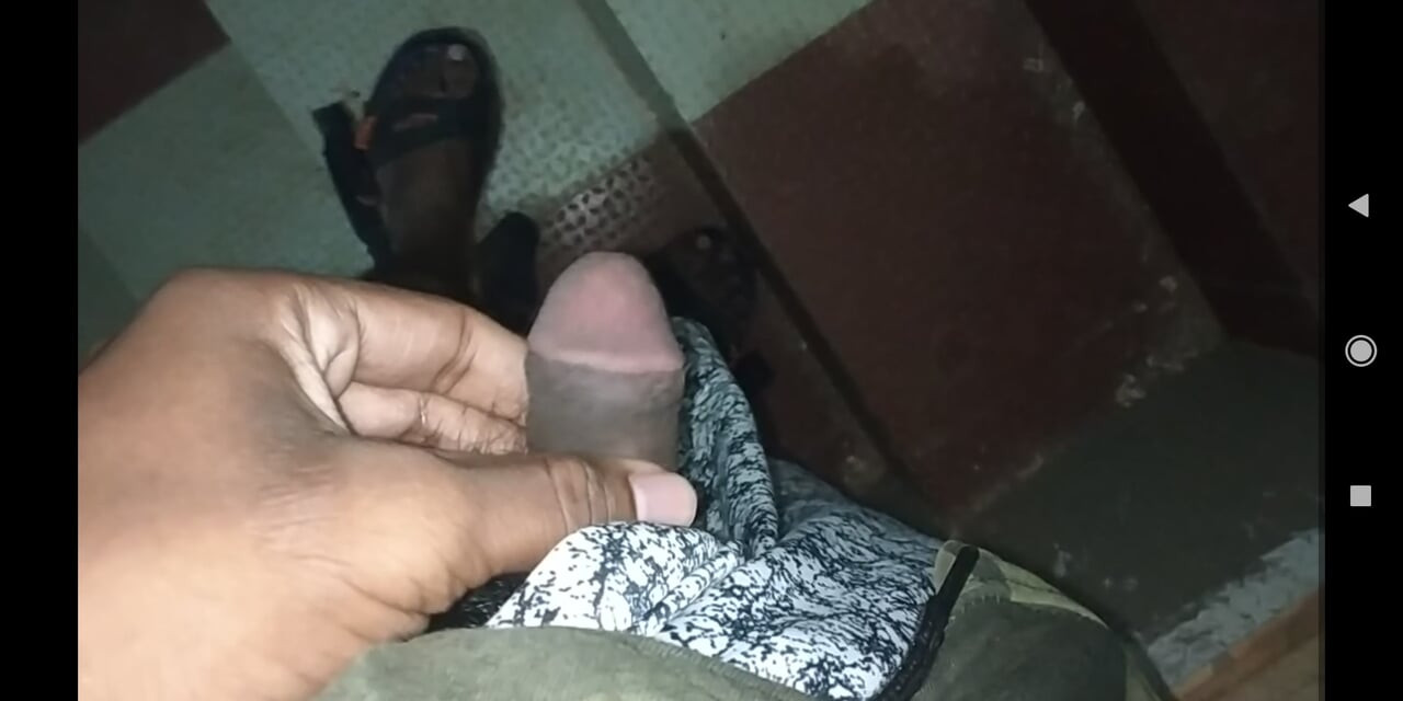 Melancap bersembunyi di tangga. Berpuas hati diri.