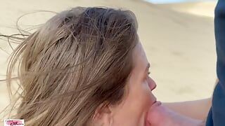 रेत के टीलों के रेगिस्तान में कामुक सेक्स के साथ प्रेमिका हैरान