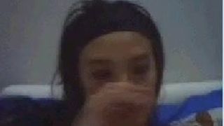 Sexy chica china mostrando sus pequeñas tetas en la webcam