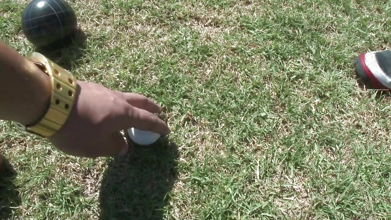 La recogida inesperada en el parque conduce a una intensa sesión de follada con una morena tetona