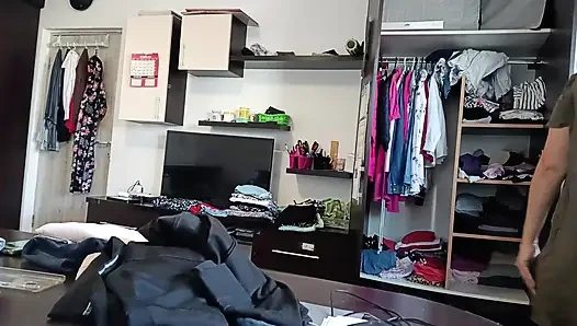 Amatör Kadın Kıyafetlerini Denerken Ve Keserken Eğleniyor.