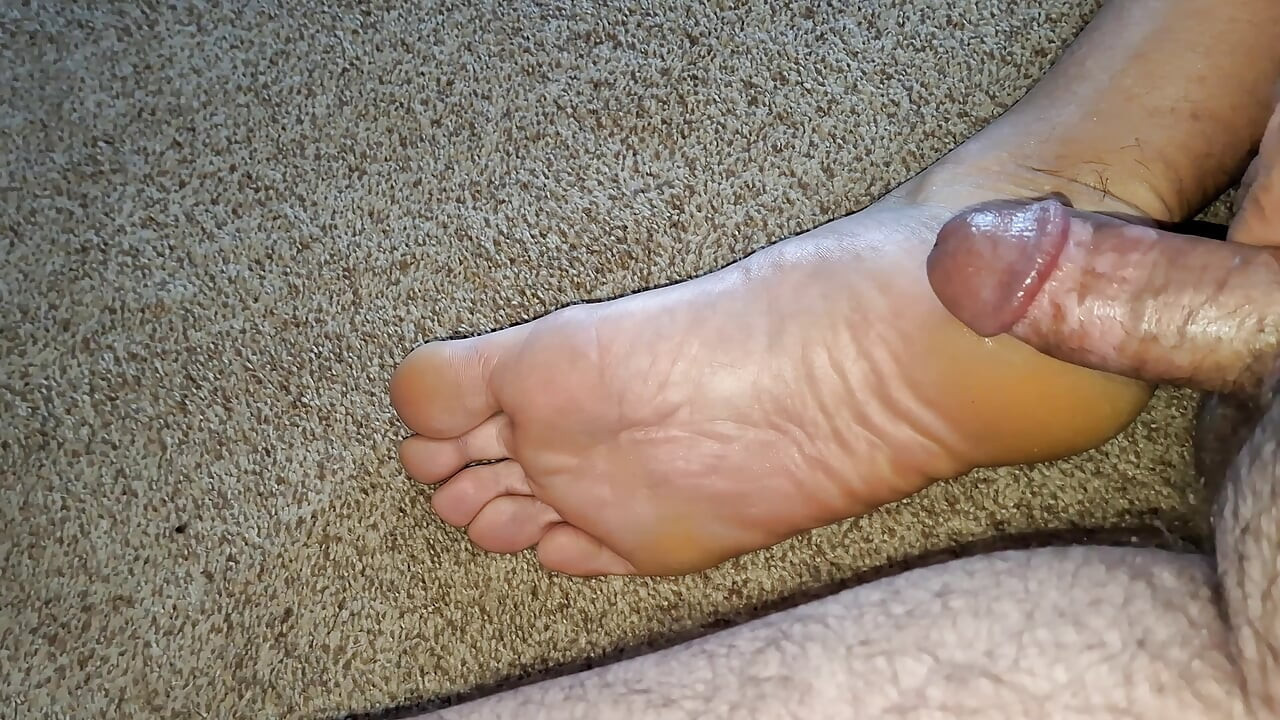 שולחת את הזין הקטן והשמן שלי ומשחקת עם הטרום גמירה שלי