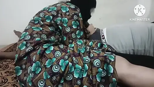 Odada kimse yokken kayınvalidesi ile odasında oğlu seks yapıyor