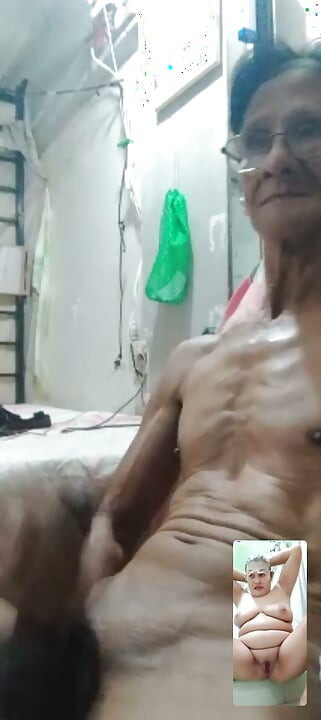 Suamiku ingin video call seks denganku. Dia juga membuatku merasa nikmat.