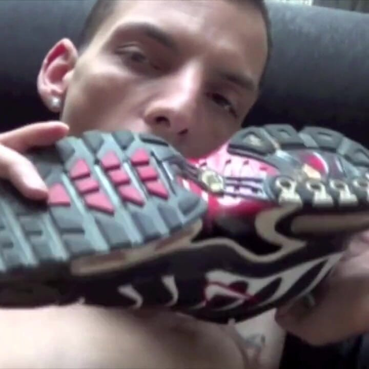 Лускастий хлопець, використаний арабом, домінування арабським членом з оргазмом у кросівках