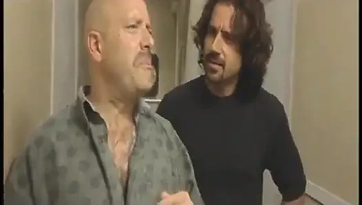 Büyük memeli sikici arkadaşının önünde üvey babasının yarağını emiyor