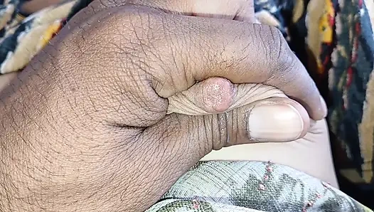 bhabhi ki gand mai finger dali aur milk nikala