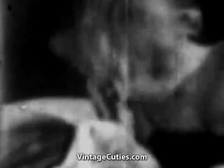セクシーな美女がマンコを舐める（1950年代のヴィンテージ）