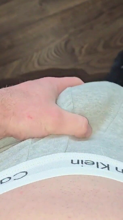 拉下Calvin腰带一英寸一英寸 - 勃动的鸡巴终于自由了 | 短片 1