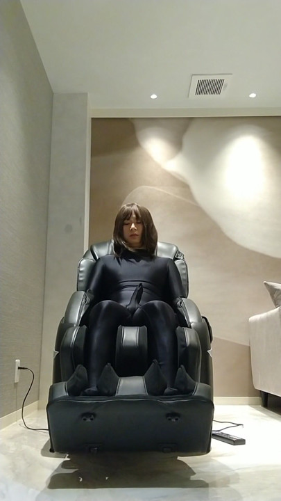 A cross-dressing boy is restrained and rubbed in a massage chair in an embarrassing appearance | Clip 1