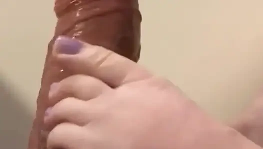 Schöne Kleine Füße Spielen Mit Einem Dildo