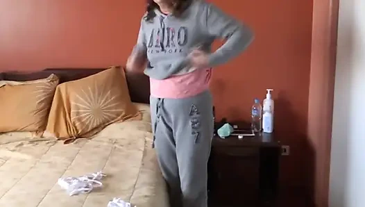 Karım maaş artışı için patronunun önünde gösteriş yapıyor ve mastürbasyon yapıyor