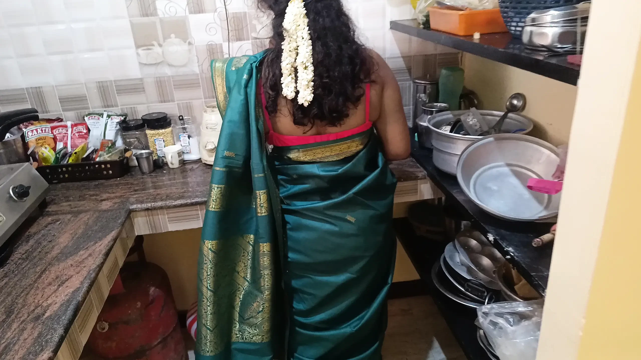 गृहिणी सौतेली बहन और उसके पति के साथ घर पर काम करती है