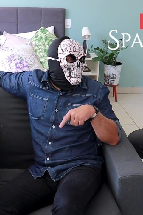 Esposa fodida por espartano em frente de corno