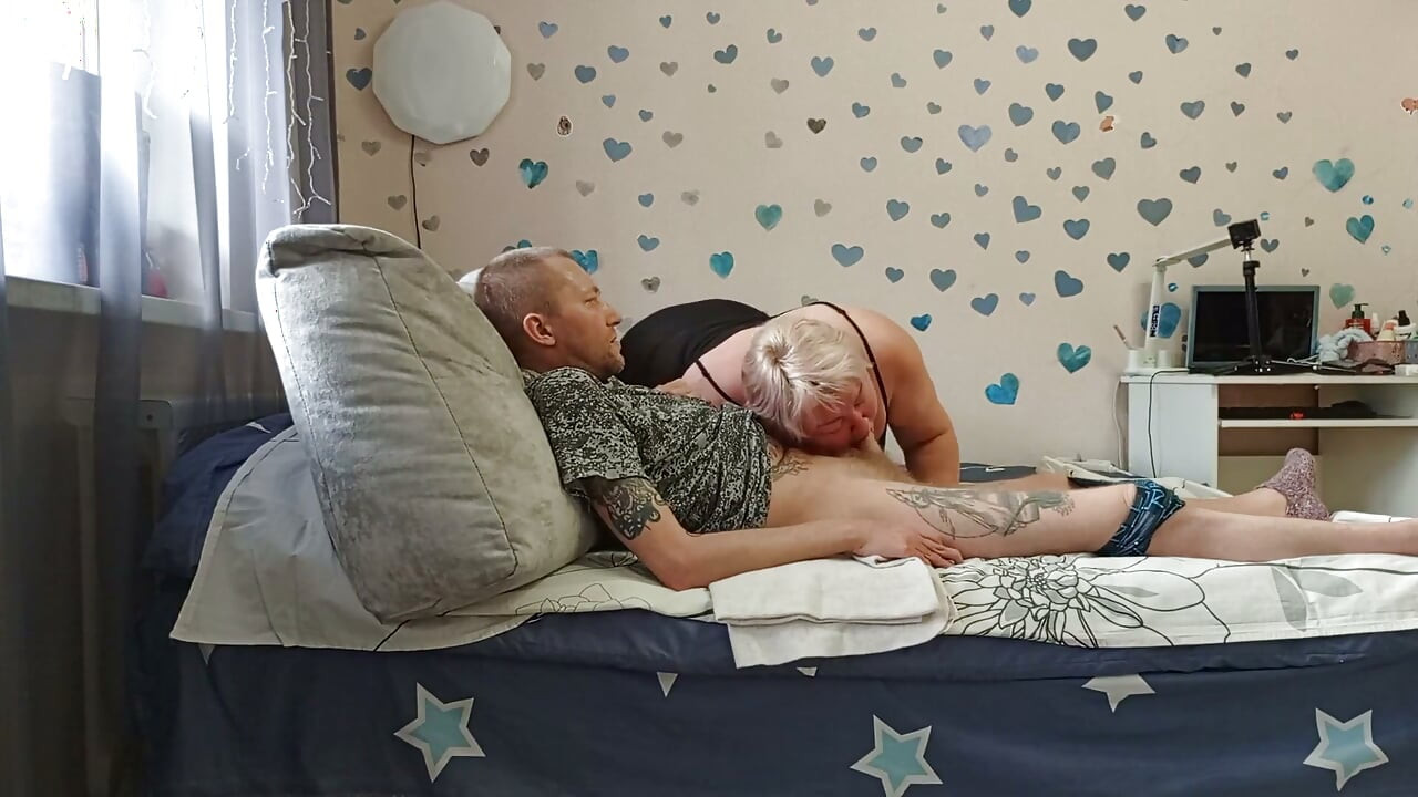 Ibu tiri nyepong kontol sebelum dicrot sperma